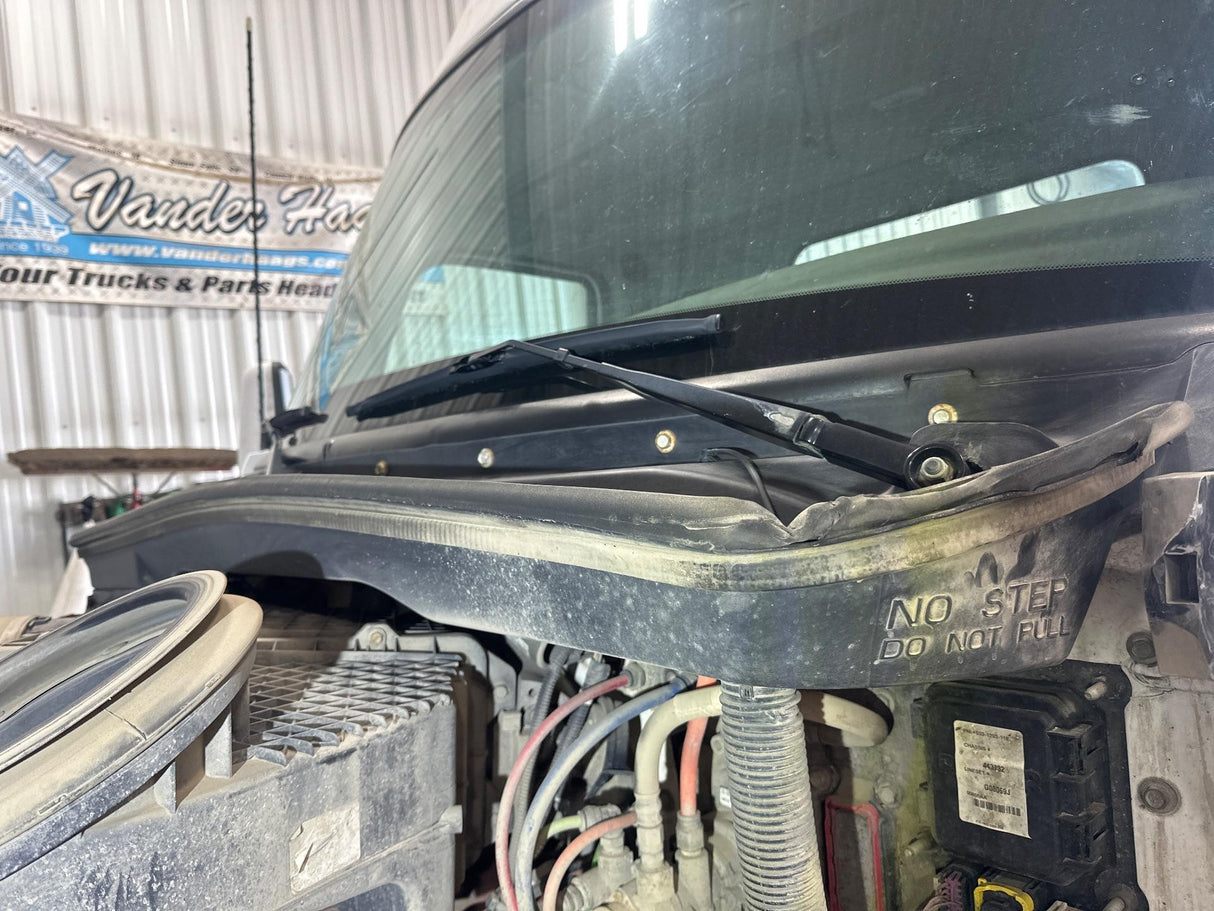 Kenworth T680 Cab Cowl Passenger Side 2013 - 2022